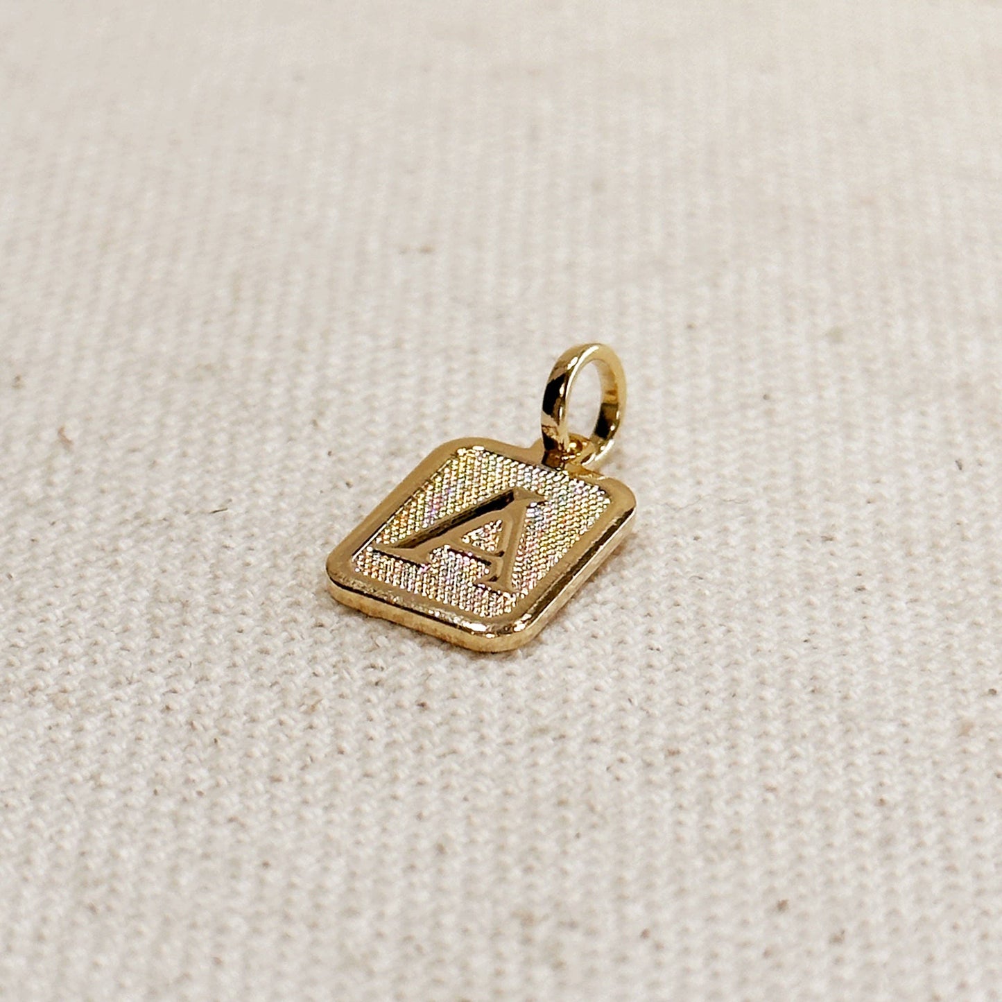Pendentif plaque initiale texturé