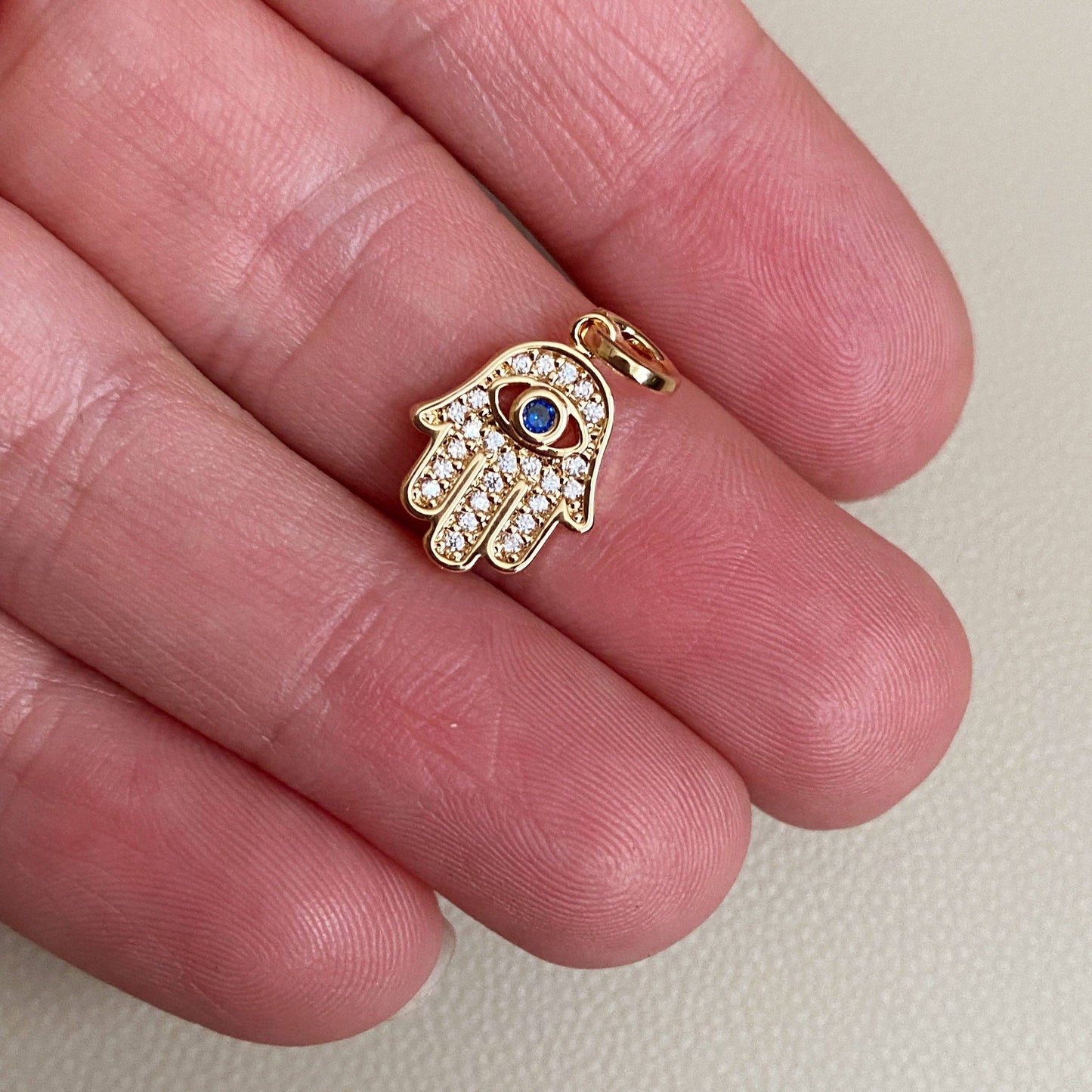 Breloque Hamsa en forme de mauvais œil remplie d'or 18 carats ornée de zircones cubiques