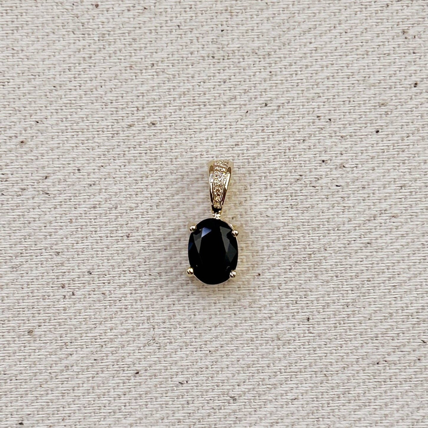 Breloque ovale en zircone cubique noire remplie d'or 18 carats