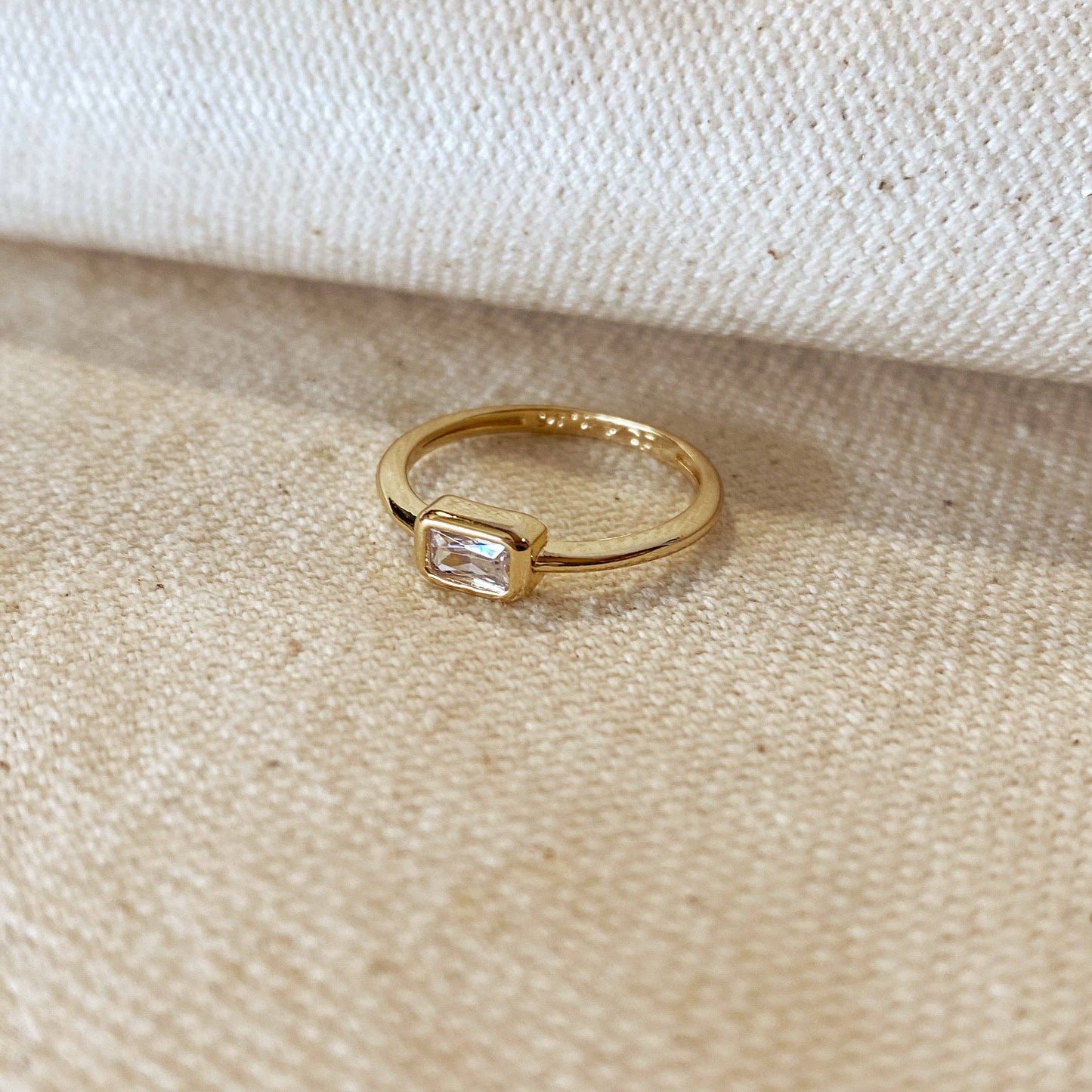 Bague solitaire rectangulaire remplie d'or 18 carats