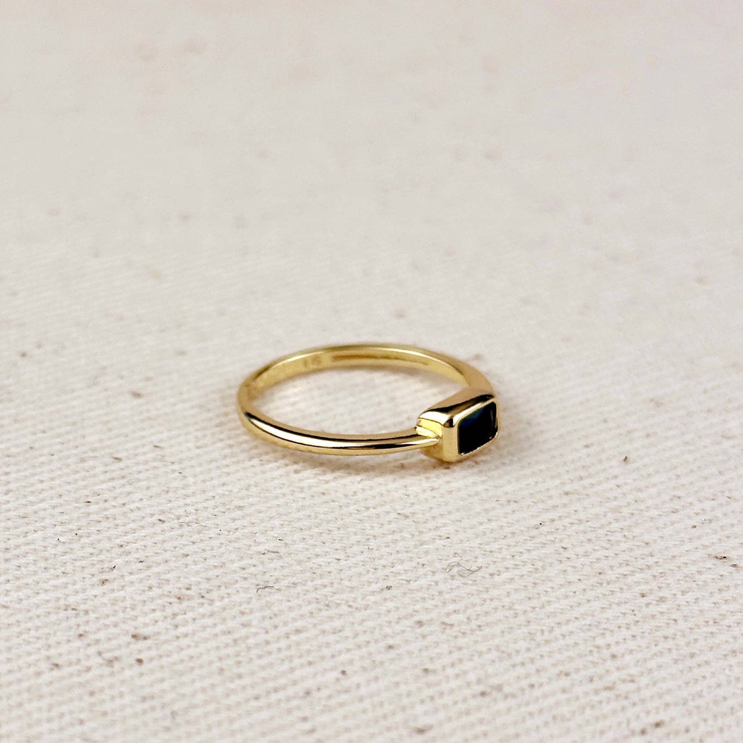 Bague solitaire rectangulaire avec zircon cubique noir