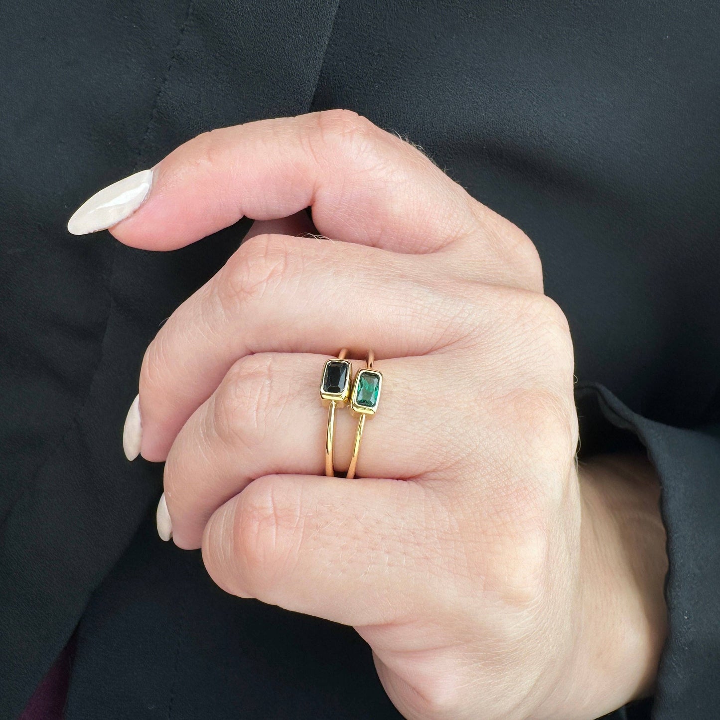 Bague solitaire rectangulaire avec zircon cubique noir