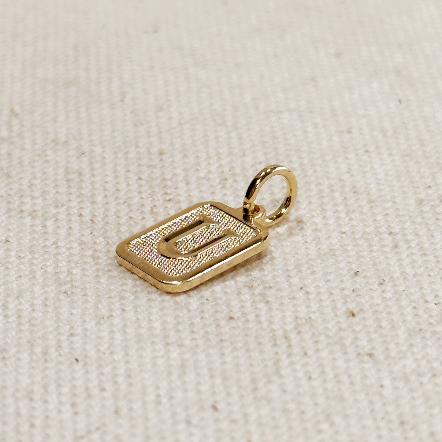 Pendentif plaque initiale texturé