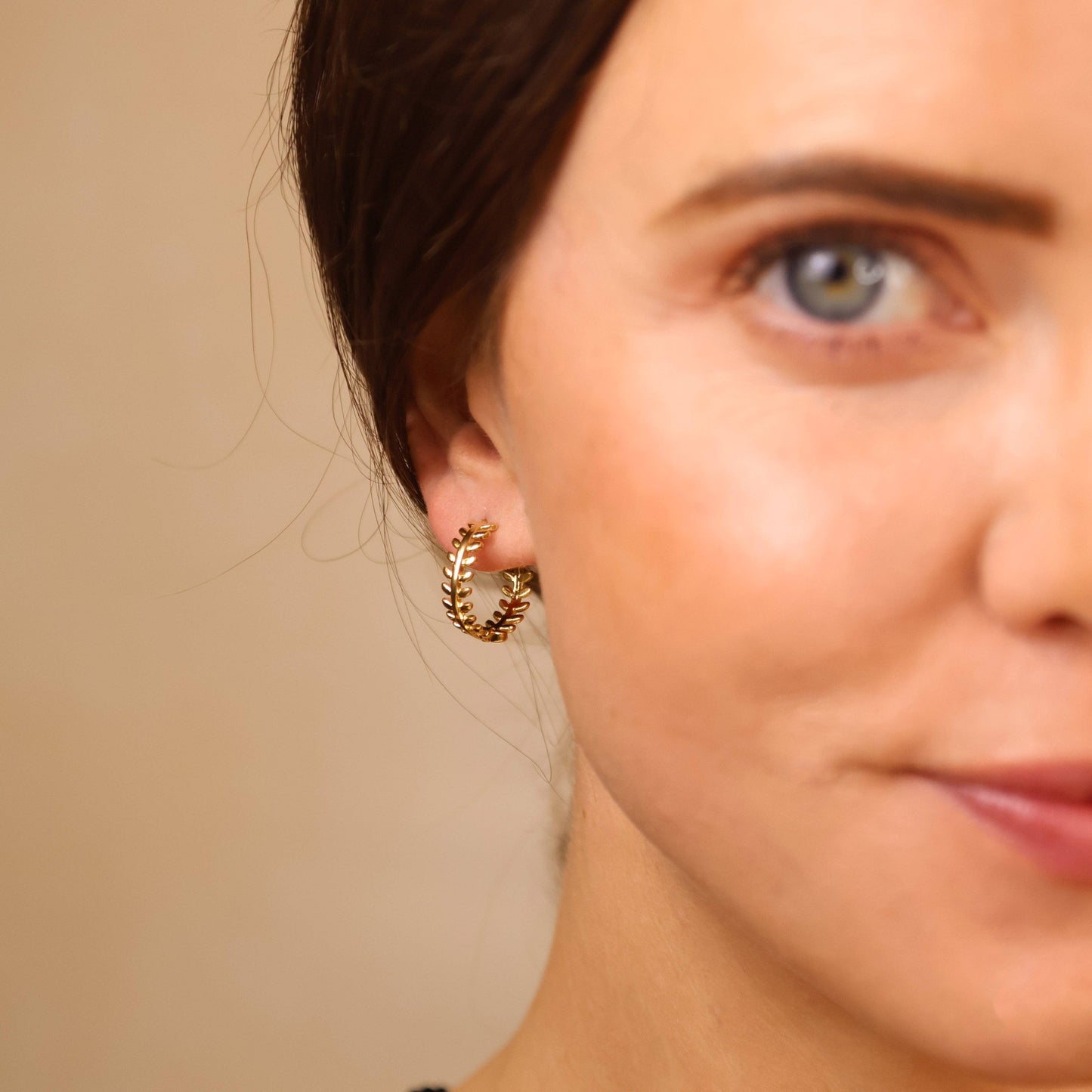 Boucles d'oreilles à motif de feuilles fourrées en or 18 carats