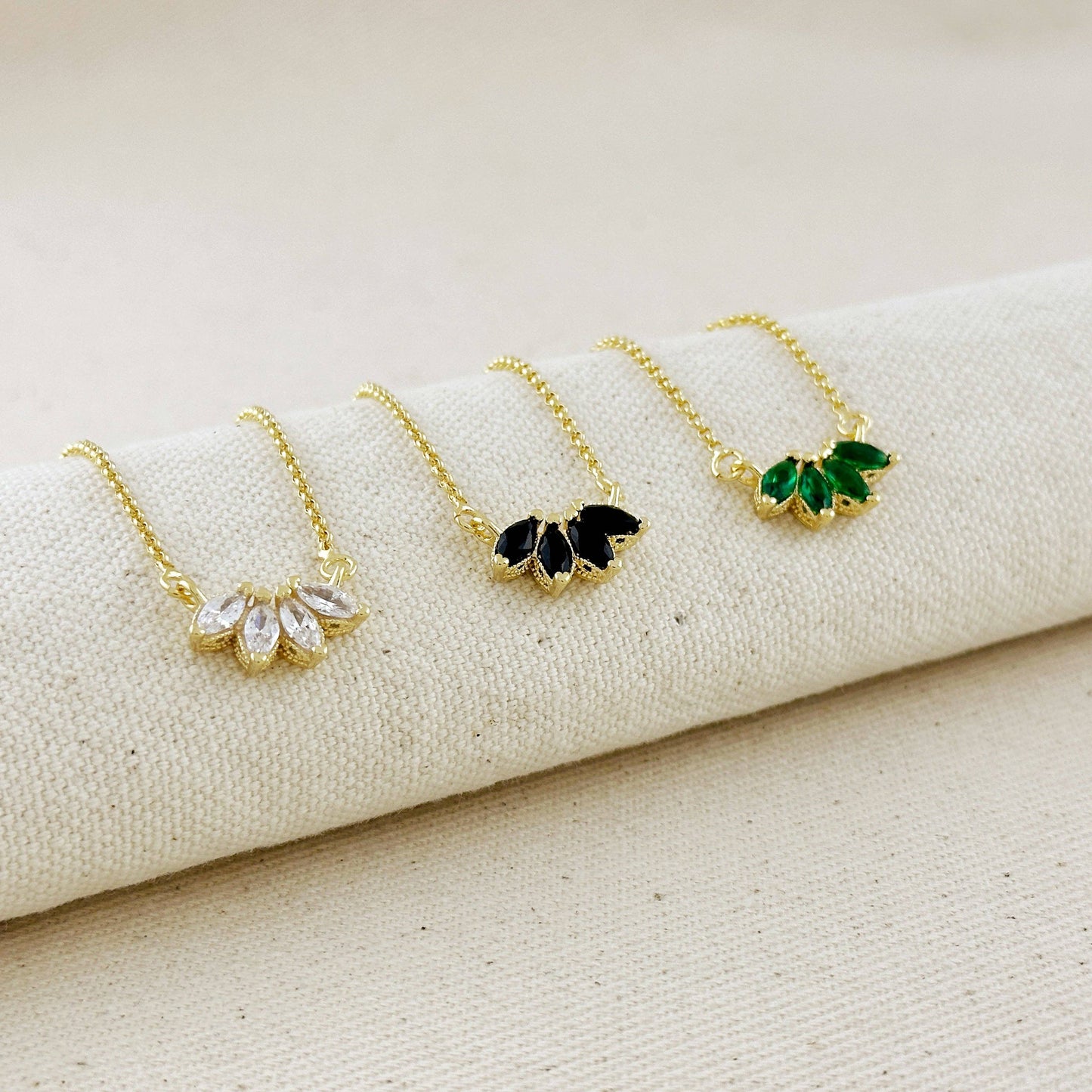 Collier lotus plaqué or 18 carats avec zirconium cubique