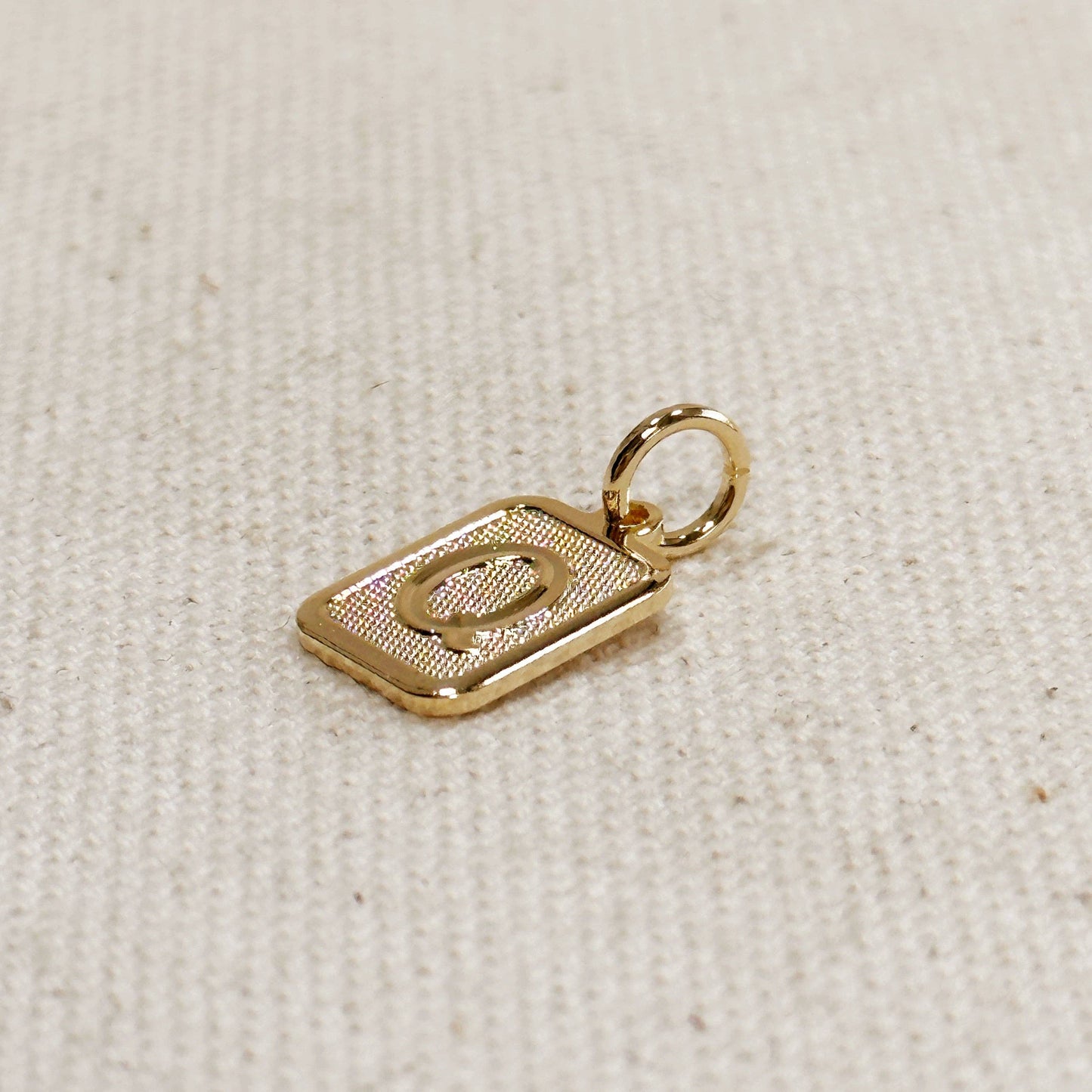 Pendentif plaque initiale texturé