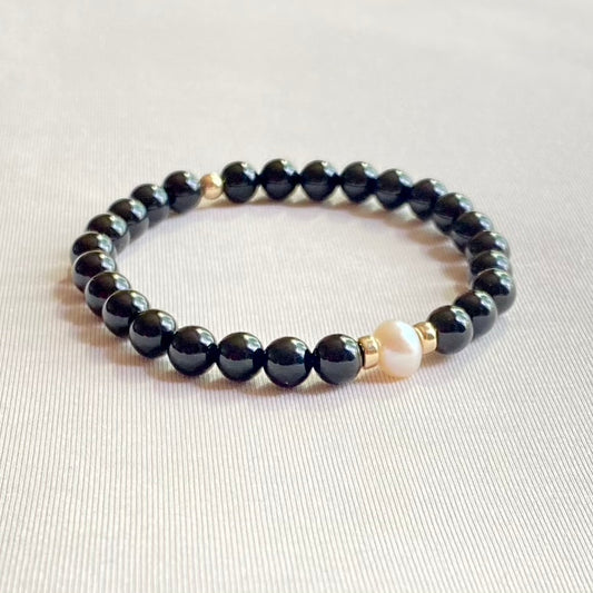 Onyx, pearl and gold bracelet