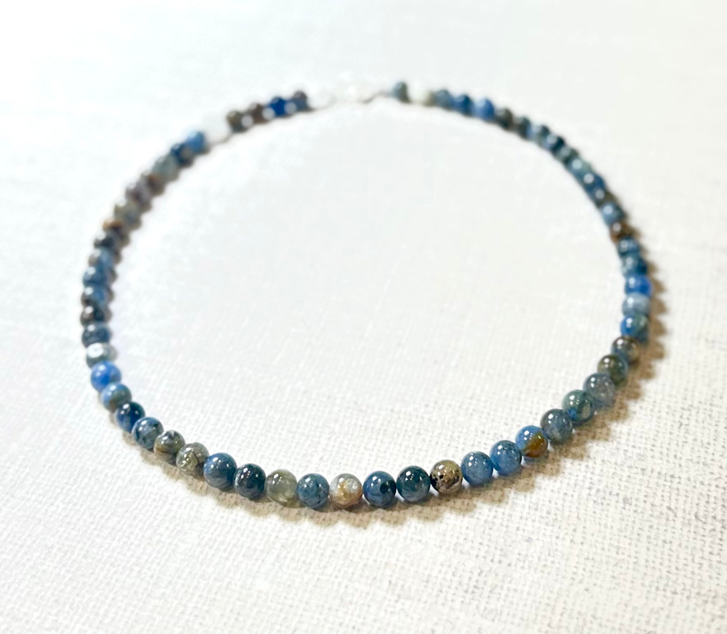 Collier en cyanite de 6 mm