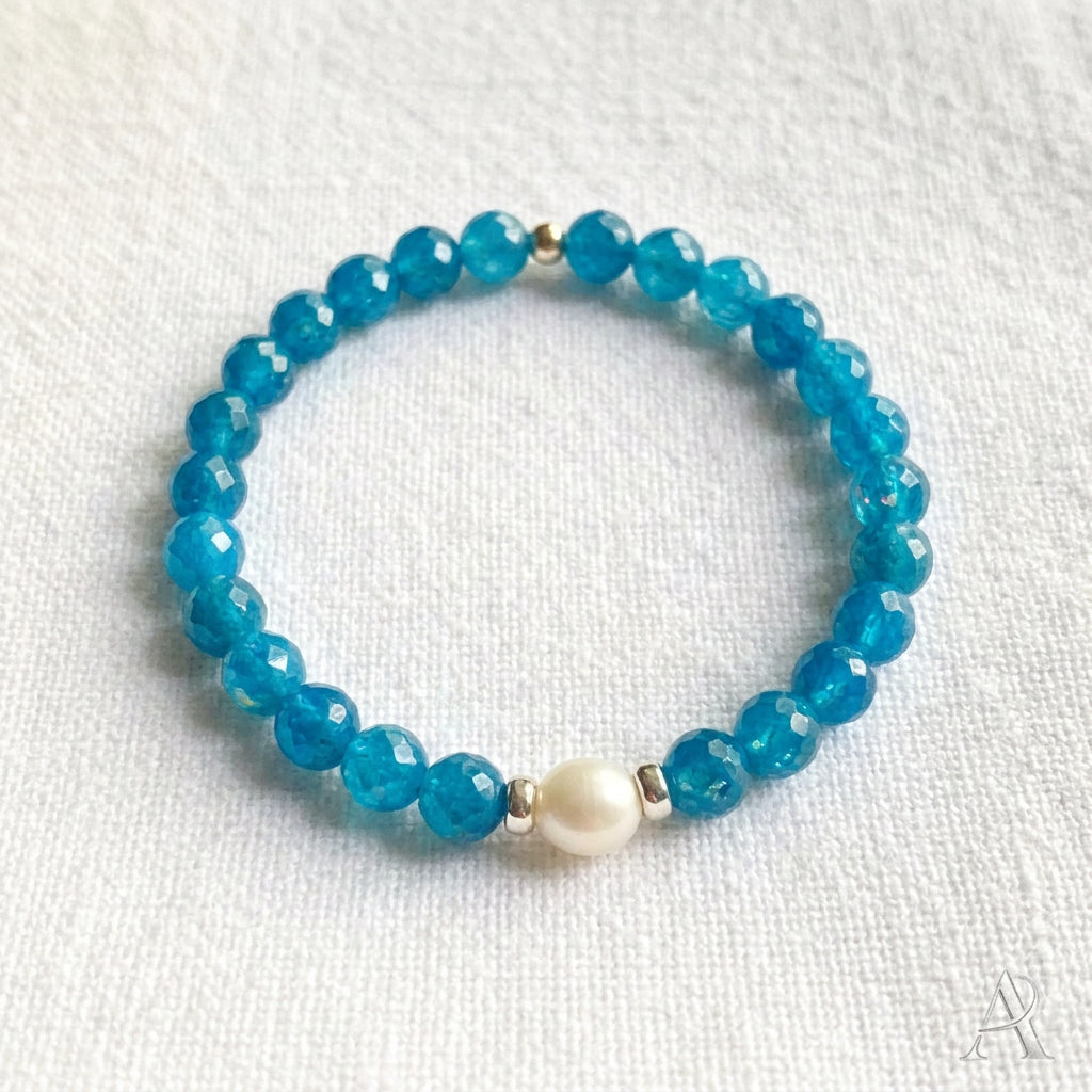 Bracelet en apatite et perle d'eau douce véritable.