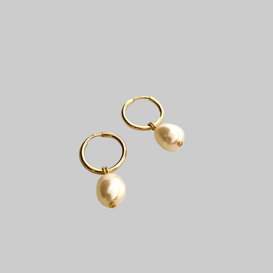 Boucles d'oreilles dormeuses en or rempli, avec perles d'eau douce.