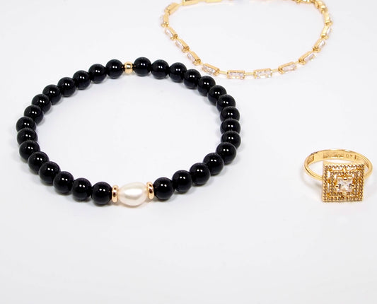 Onyx, pearl and gold bracelet