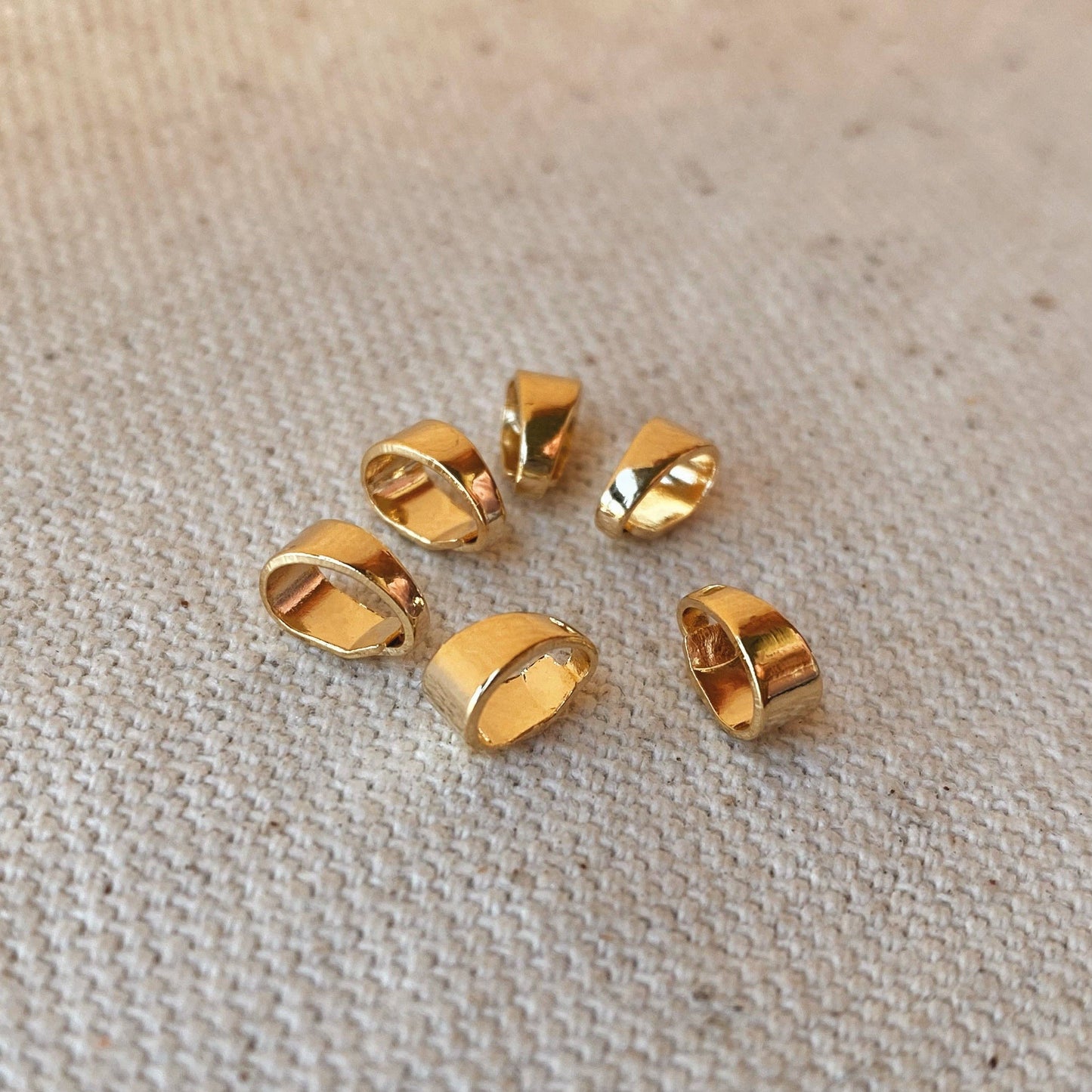 Lot de 6 pendentifs en or 18 carats.