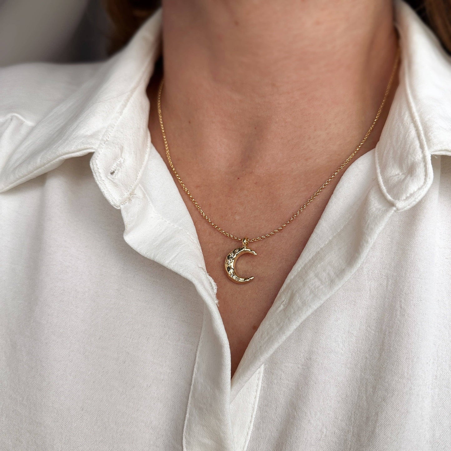 Collier avec chaîne en or et pendentif Croissant de lune martelé, en or rempli 18 carats