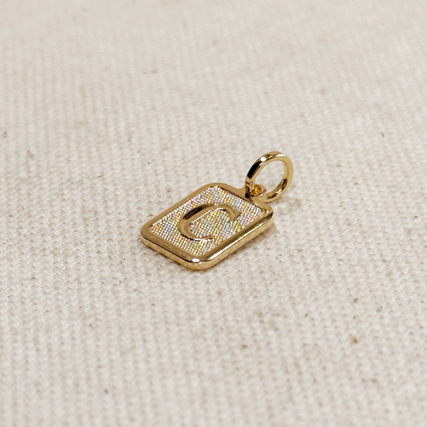 Pendentif plaque initiale texturé