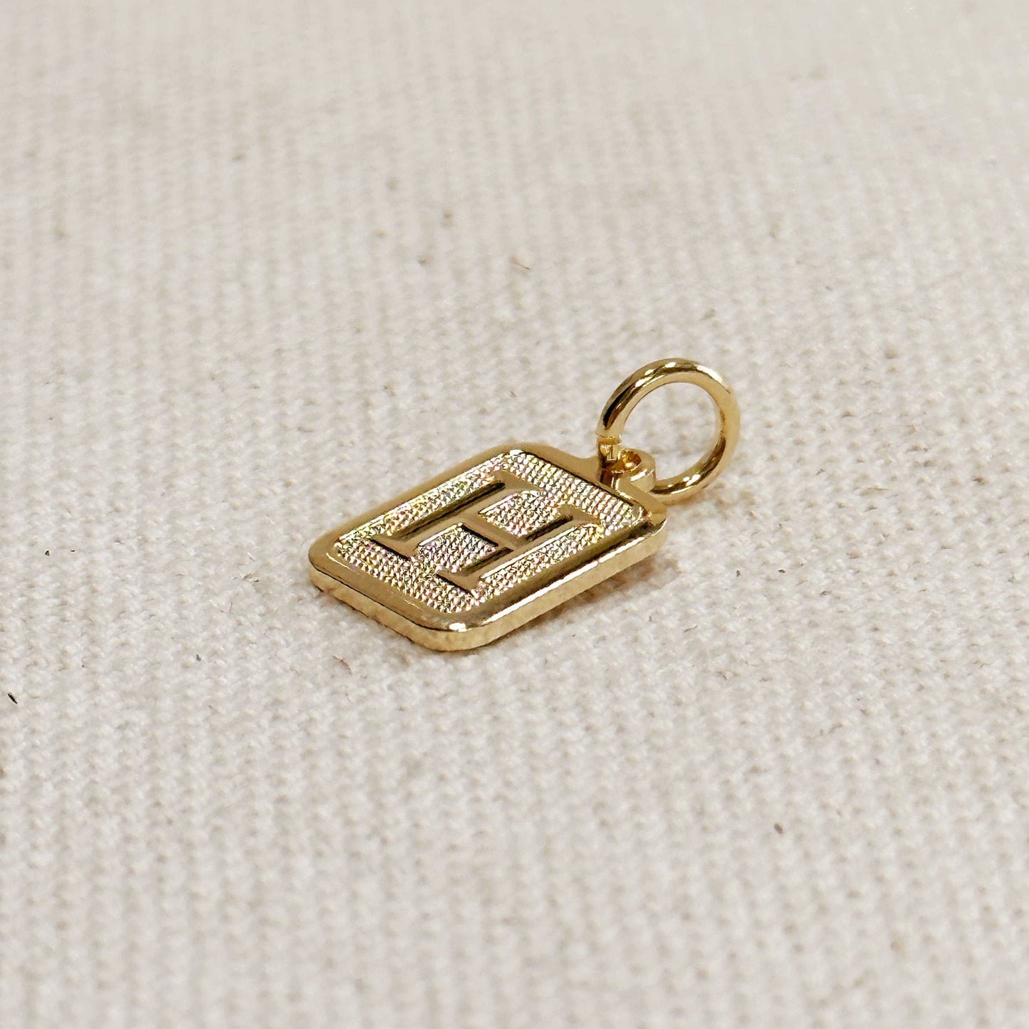 Pendentif plaque initiale texturé
