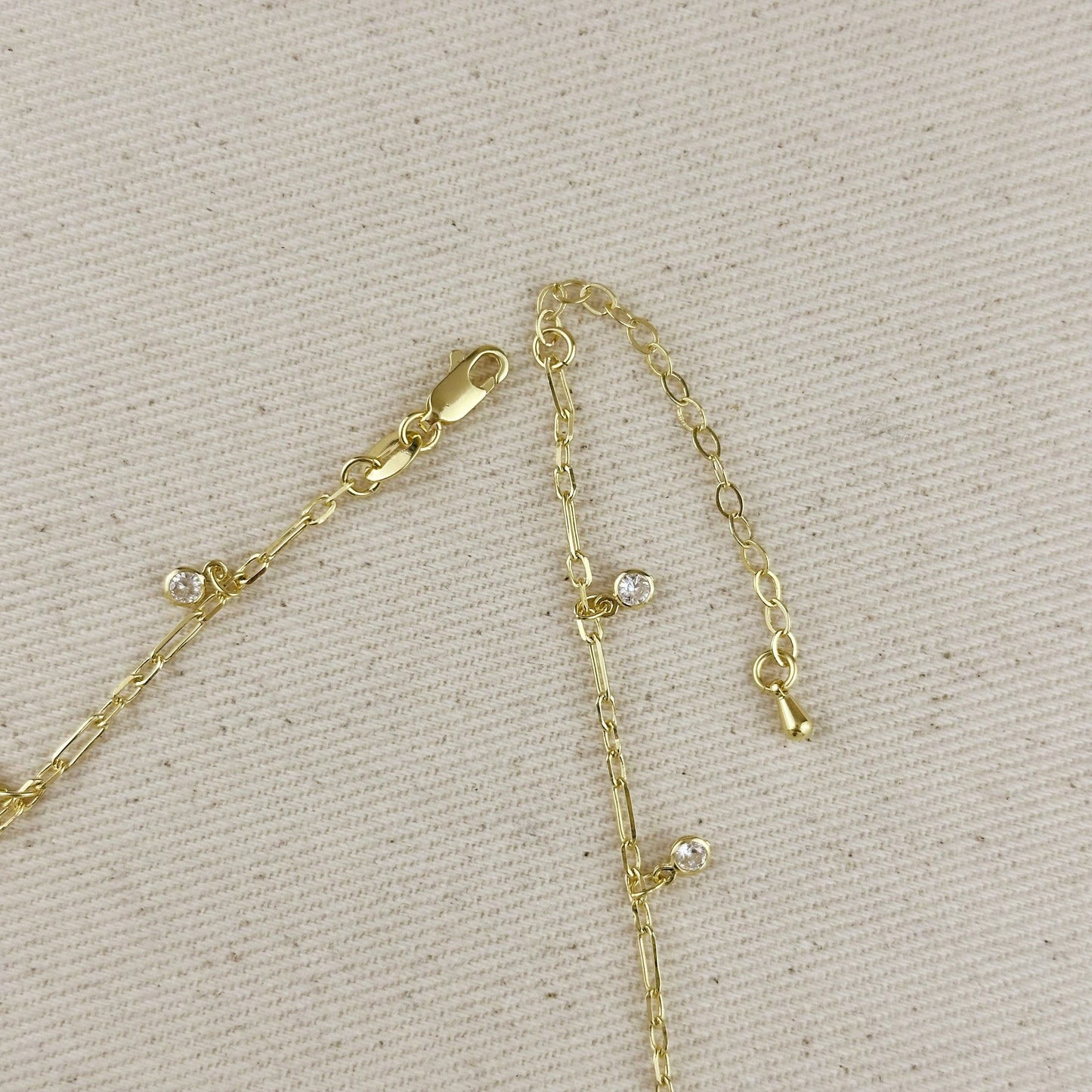 Collier chaîne trombone en or rempli 18K avec pendentifs en zirconium cubique sertis.