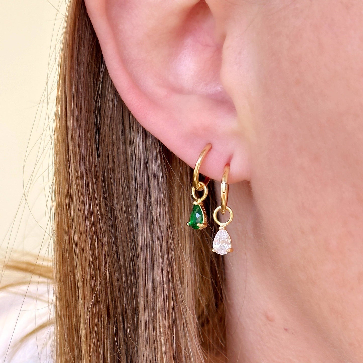 Breloque en forme de petite boucle d'oreille