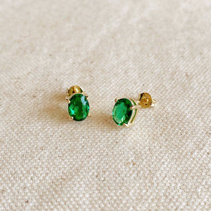 Boucles d'oreilles à tige en or 18 carats avec zircons cubiques émeraudes.