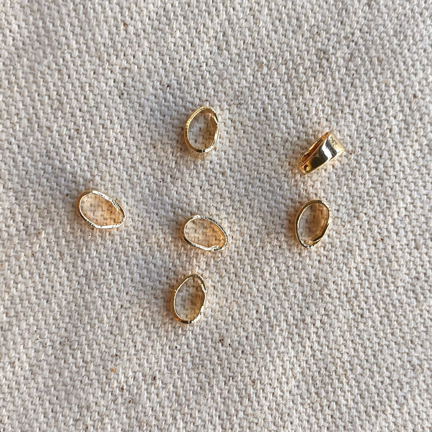 Lot de 6 pendentifs en or 18 carats.