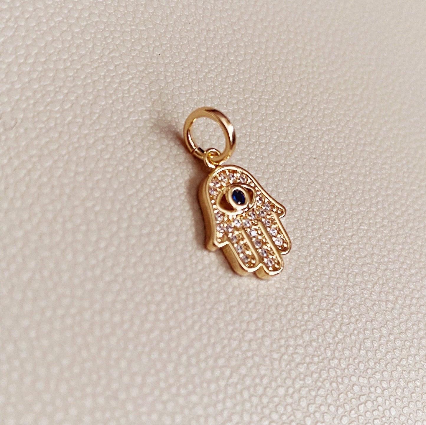 Breloque Hamsa en forme de mauvais œil remplie d'or 18 carats ornée de zircones cubiques