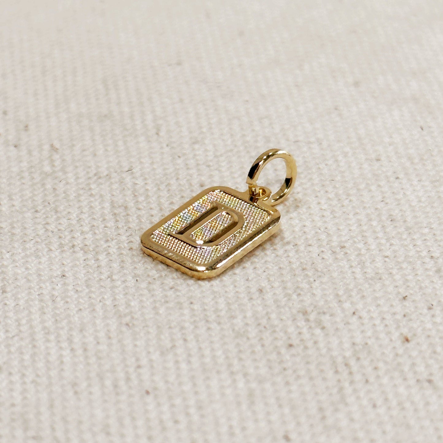 Pendentif plaque initiale texturé