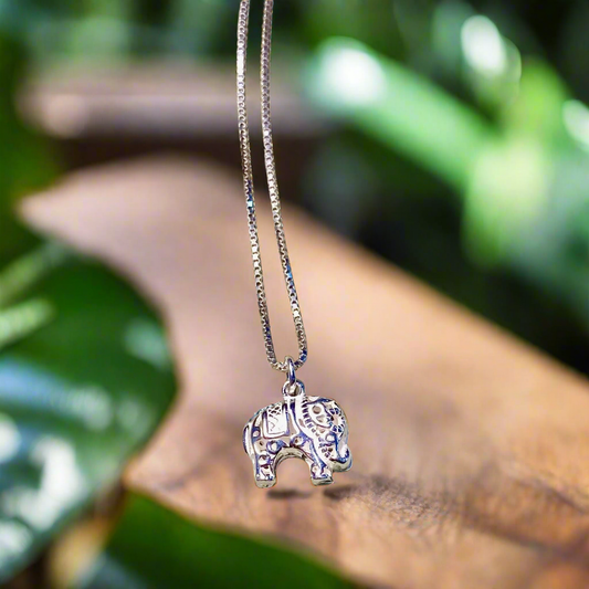 Collier chaîne en argent et pendentif éléphant