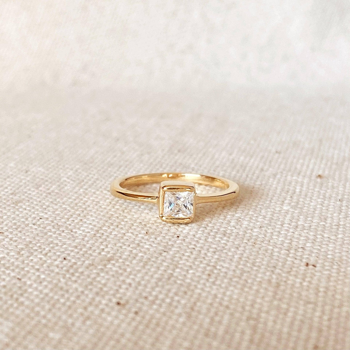 Bague solitaire carrée en or rempli 18 carats