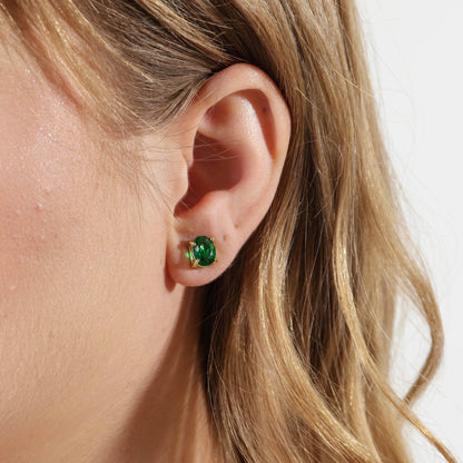 Boucles d'oreilles à tige en or 18 carats avec zircons cubiques émeraudes.
