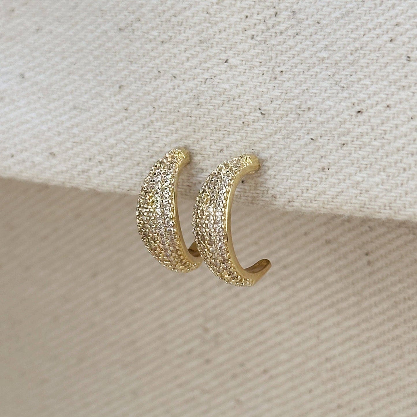 Boucles d'oreilles incurvées en micro zircone cubique remplies d'or 18 carats