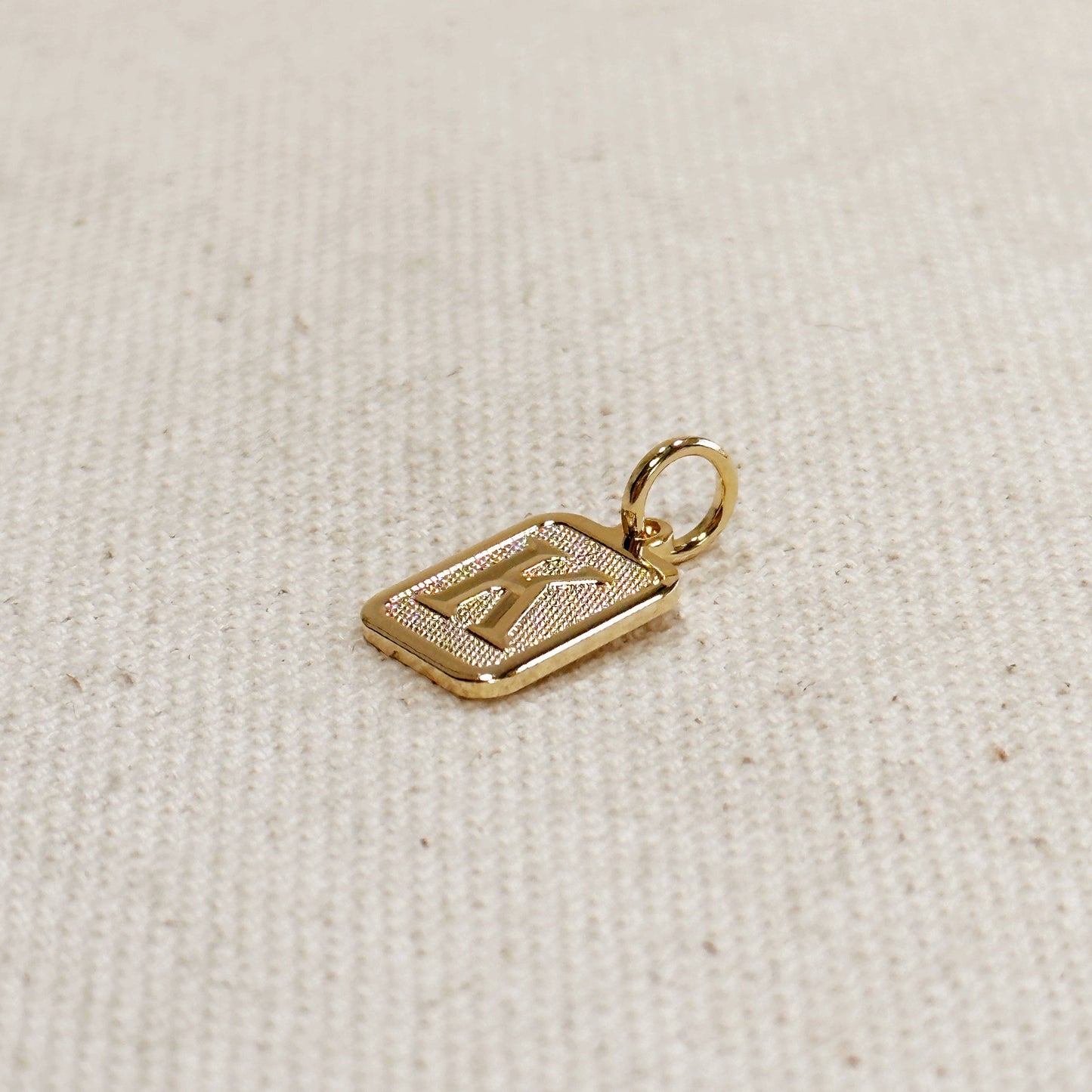 Pendentif plaque initiale texturé