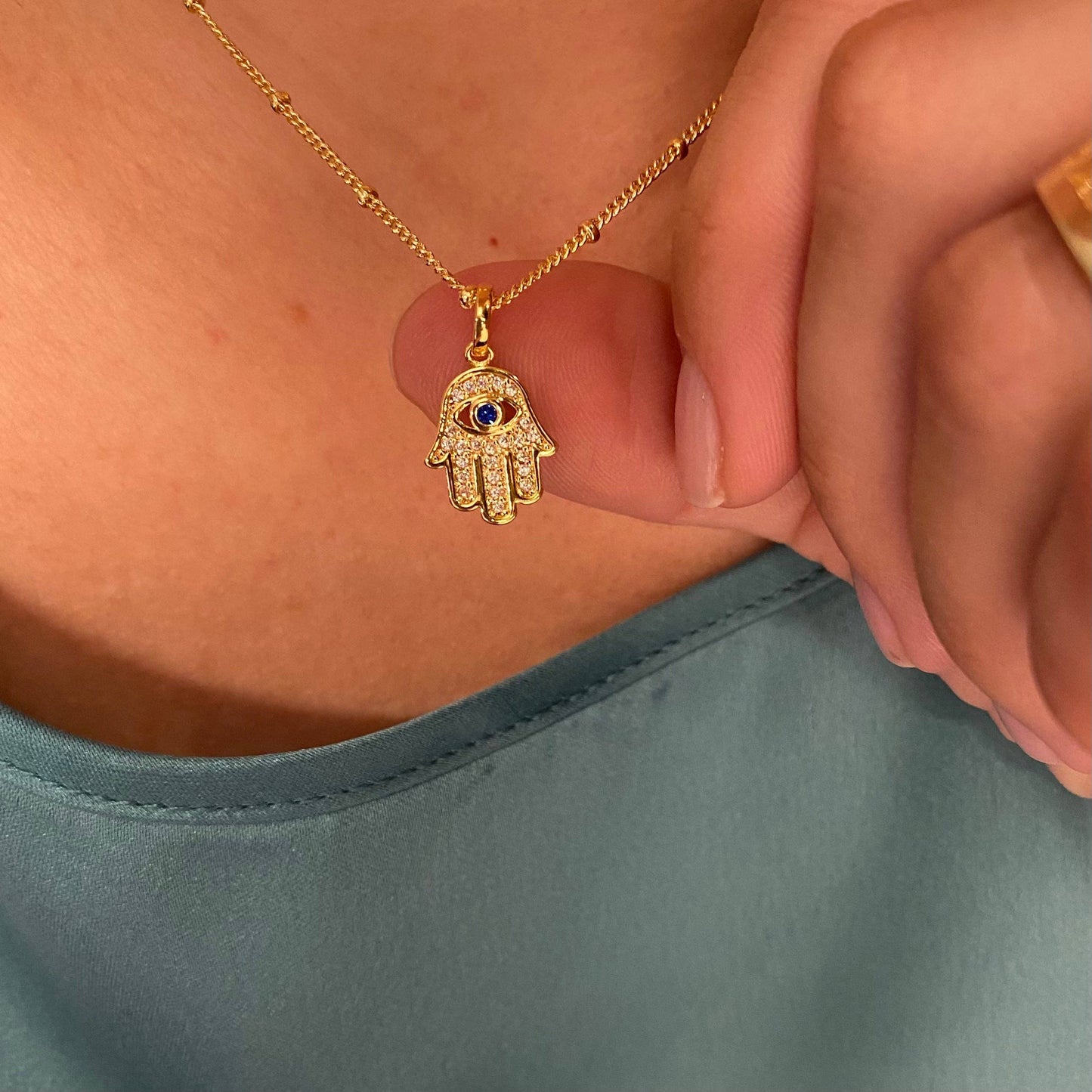 Breloque Hamsa en forme de mauvais œil remplie d'or 18 carats ornée de zircones cubiques
