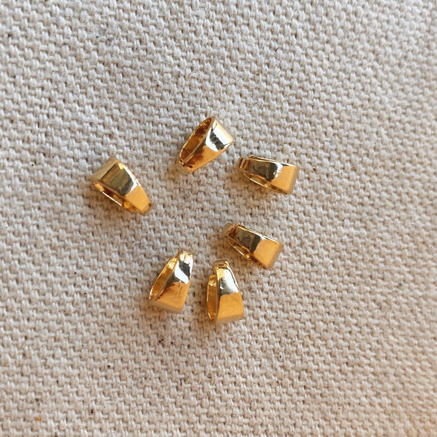 Lot de 6 pendentifs en or 18 carats.
