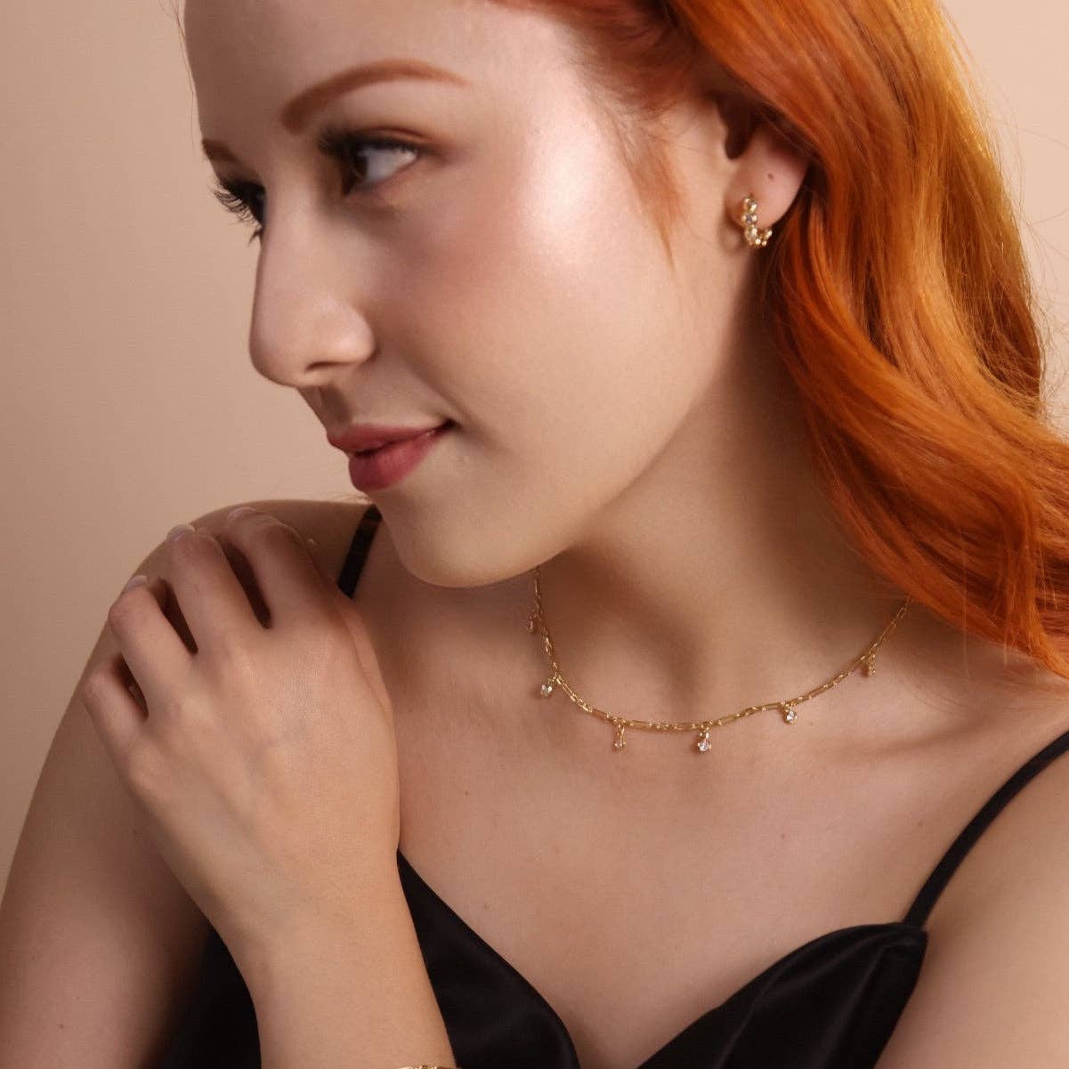Collier chaîne trombone en or rempli 18K avec pendentifs en zirconium cubique sertis.