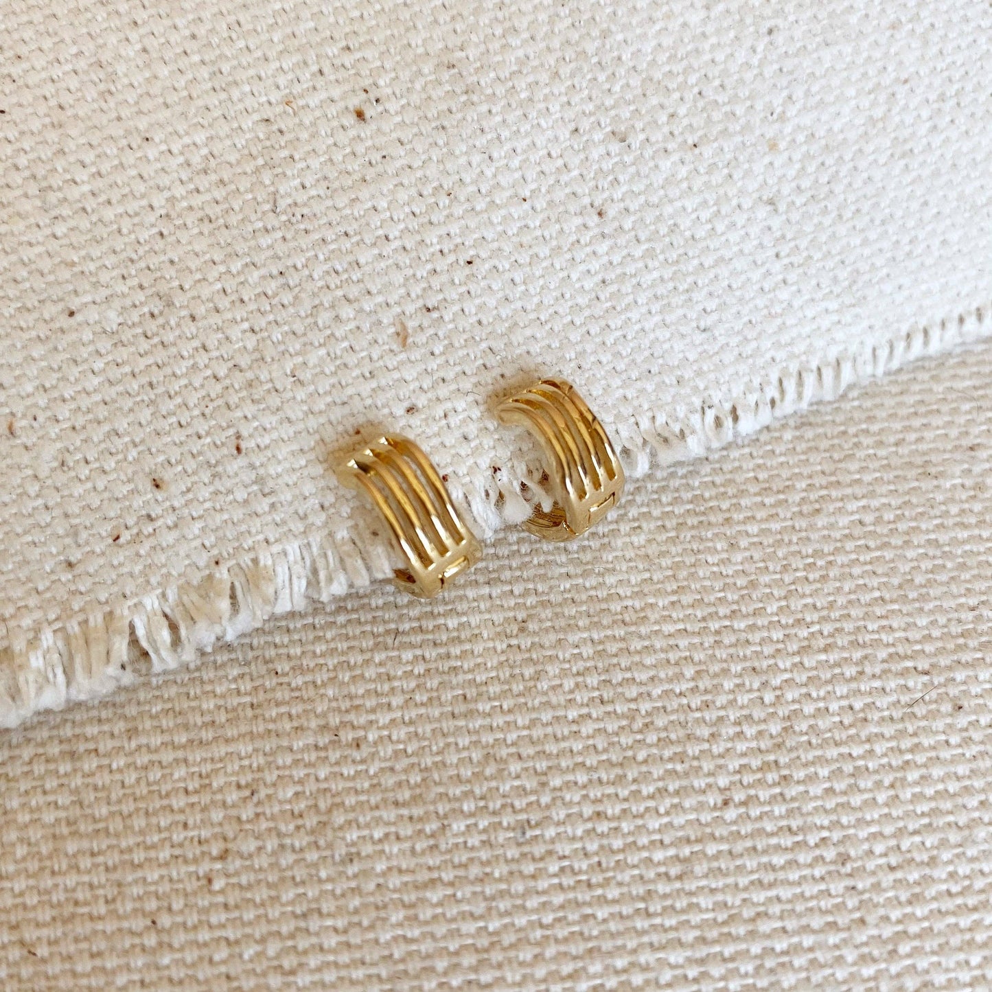 Créoles Clicker Tiny Waves remplies d'or 18 carats
