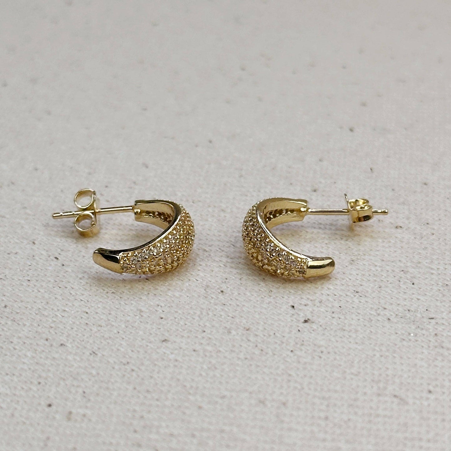 Boucles d'oreilles incurvées en micro zircone cubique remplies d'or 18 carats