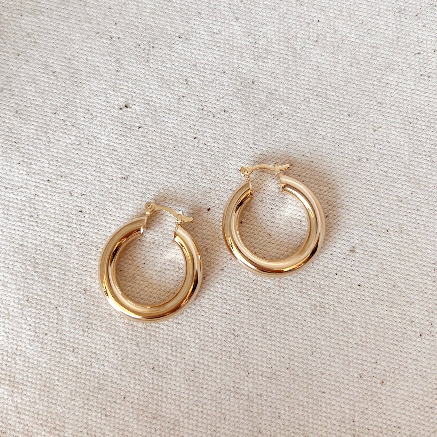 Créoles tubulaires classiques de 25 mm remplies d'or 18 carats