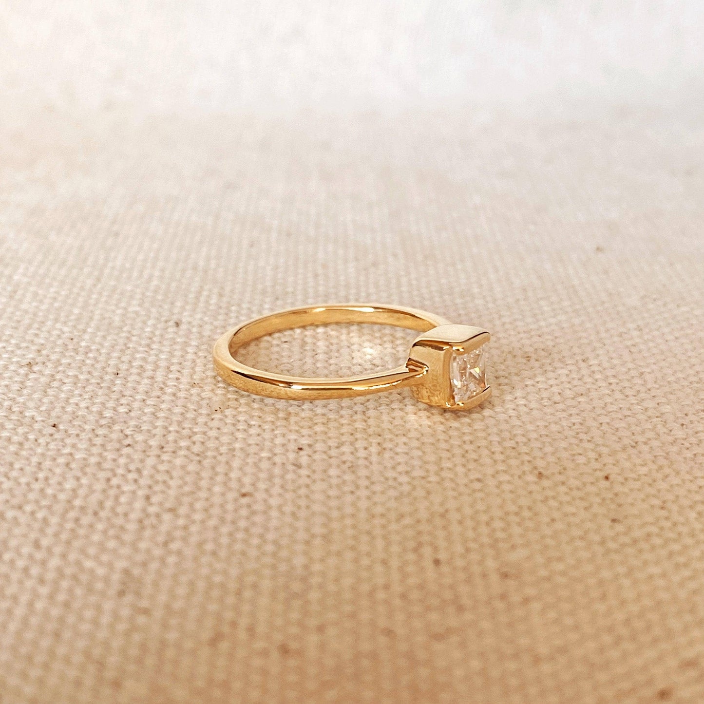 Bague solitaire carrée en or rempli 18 carats