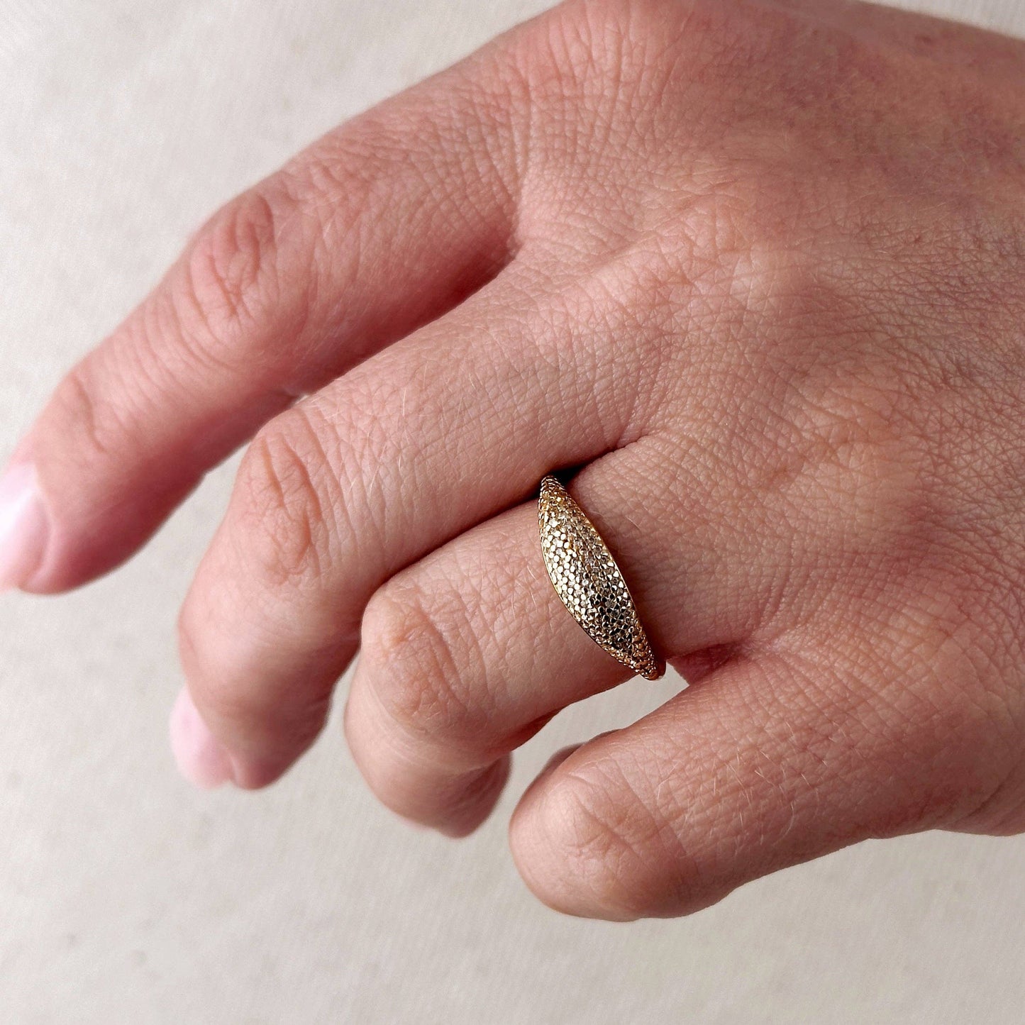 Bague en forme de mini-dôme en zircone cubique remplie d'or 18 carats