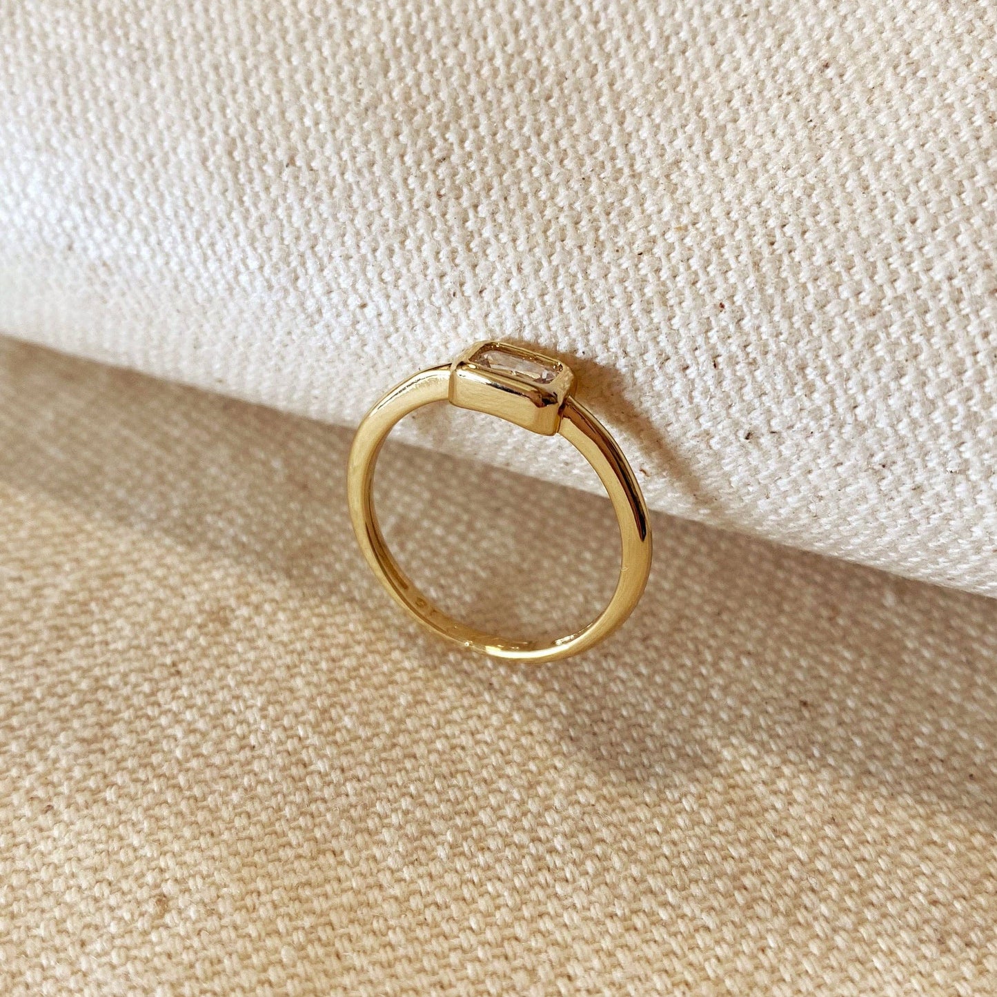 Bague solitaire rectangulaire remplie d'or 18 carats