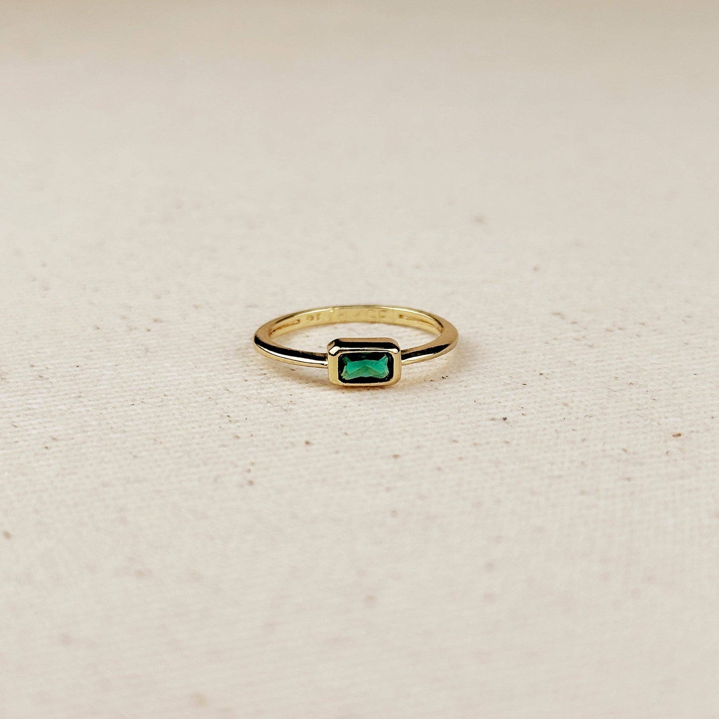 Bague solitaire rectangulaire avec zircon cubique noir