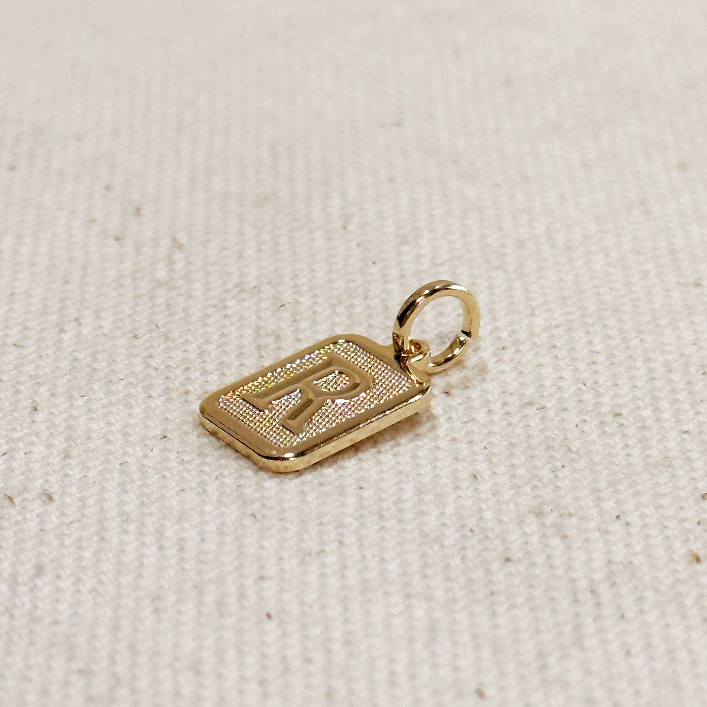 Pendentif plaque initiale texturé