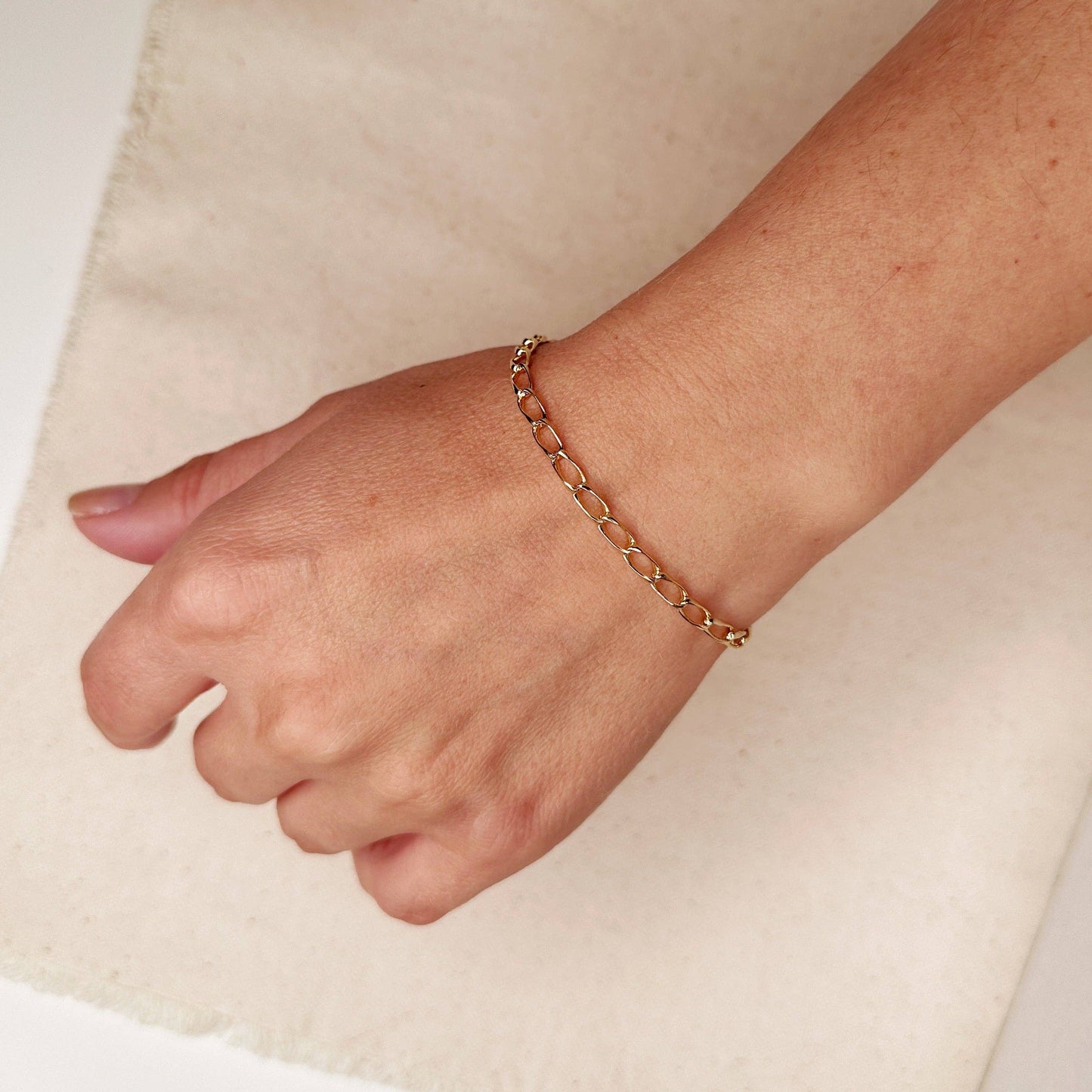 Bracelet à maillons légèrement torsadés en or 18 carats