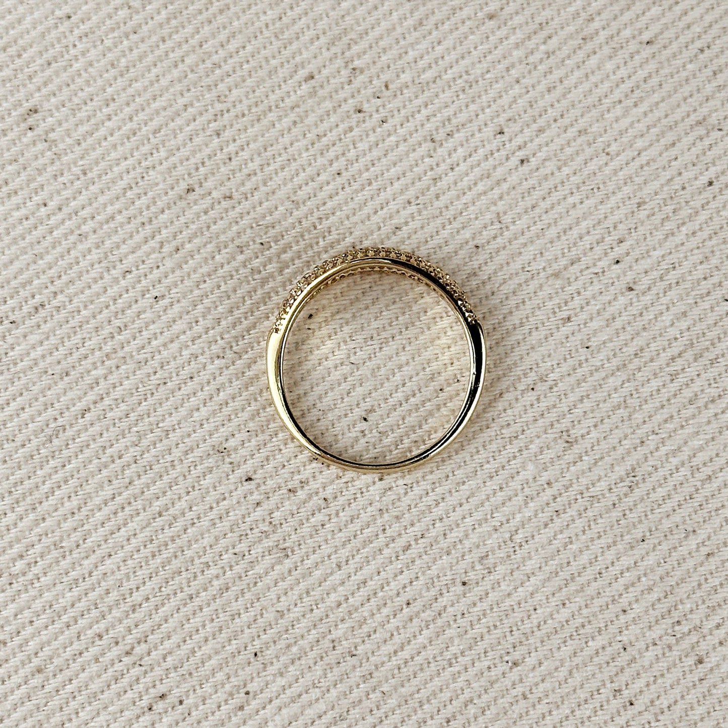 Bague en forme de mini-dôme en zircone cubique remplie d'or 18 carats