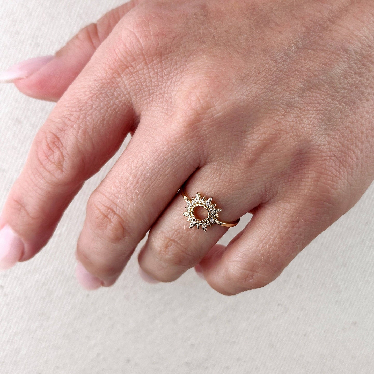Bague CZ à pointe ronde remplie en or 18 carats
