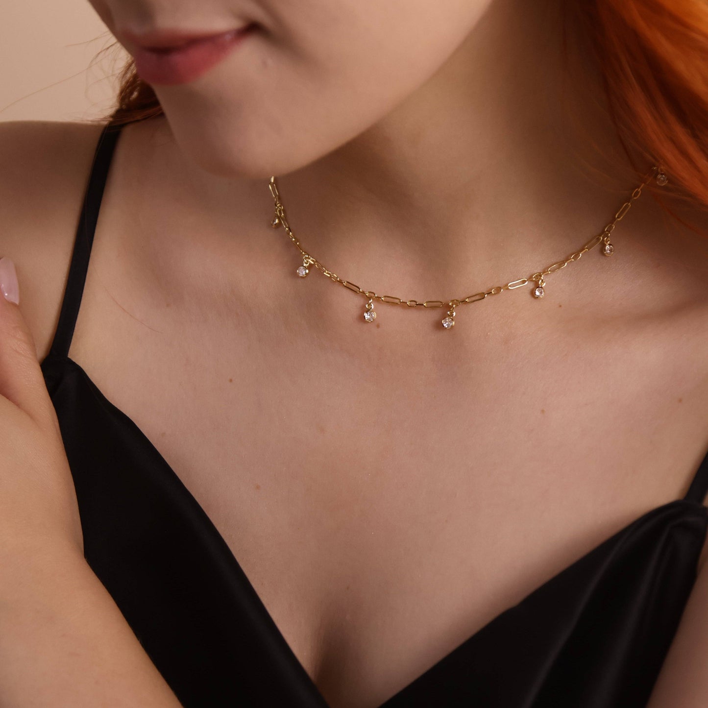 Collier chaîne trombone en or rempli 18K avec pendentifs en zirconium cubique sertis.
