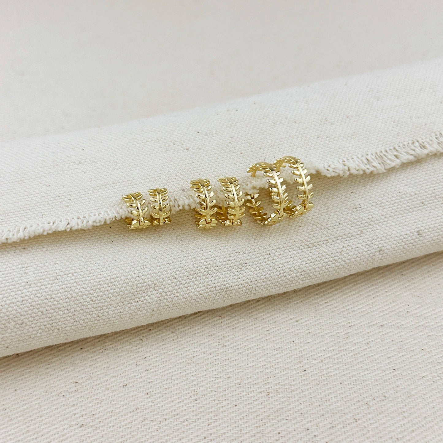 Boucles d'oreilles à motif de feuilles fourrées en or 18 carats