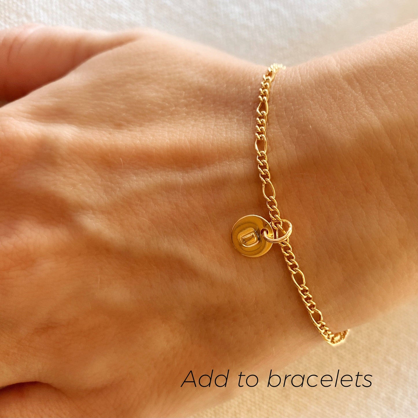 Breloque petite lettre initiale estampillée en alphabet complet rempli d'or 18 carats