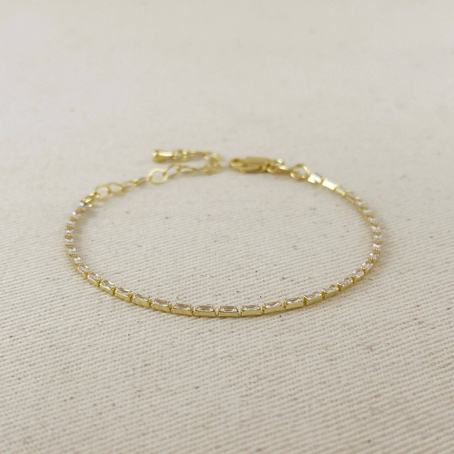 Bracelet de tennis baguette en or 18 carats de 1,5 mm en zircone cubique