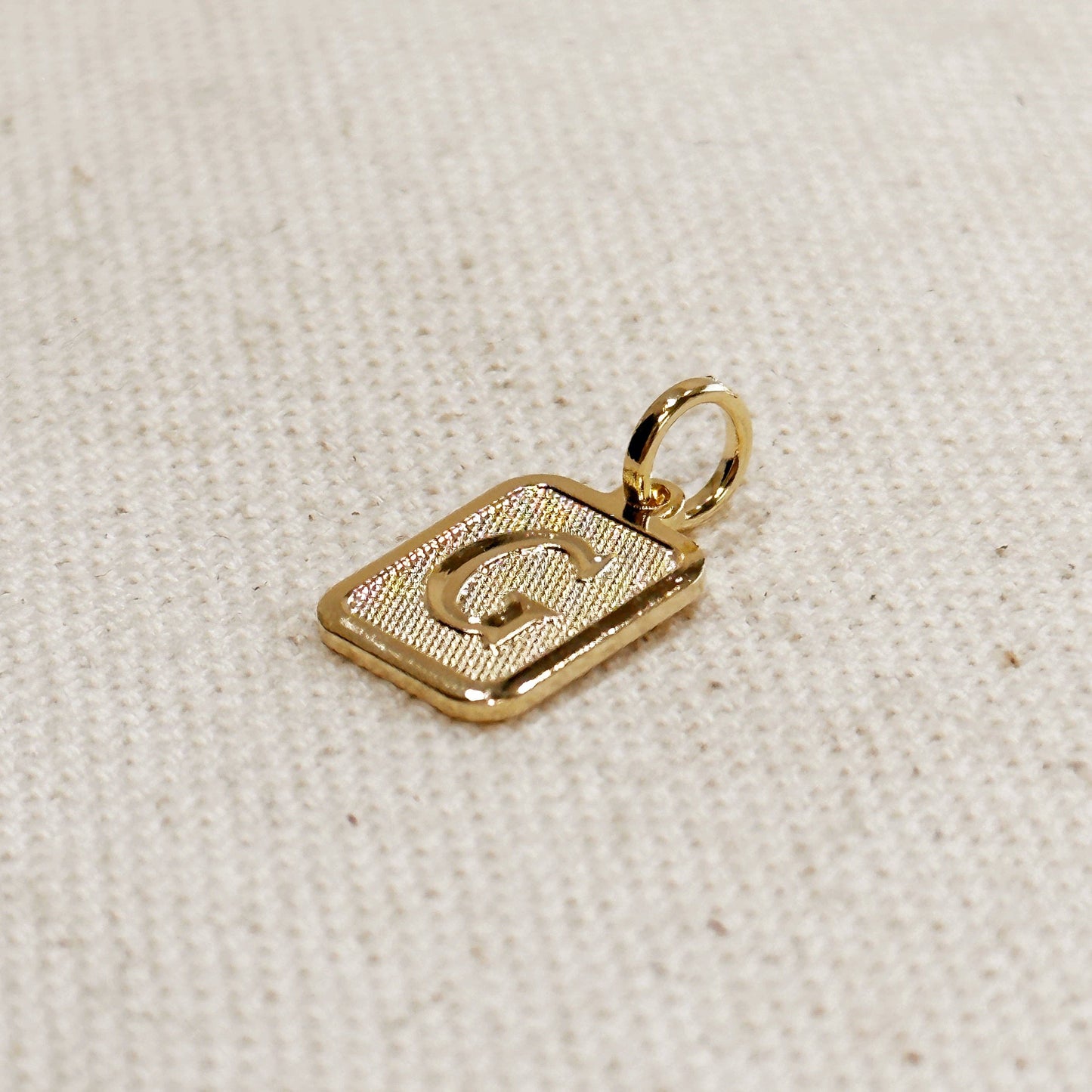 Pendentif plaque initiale texturé