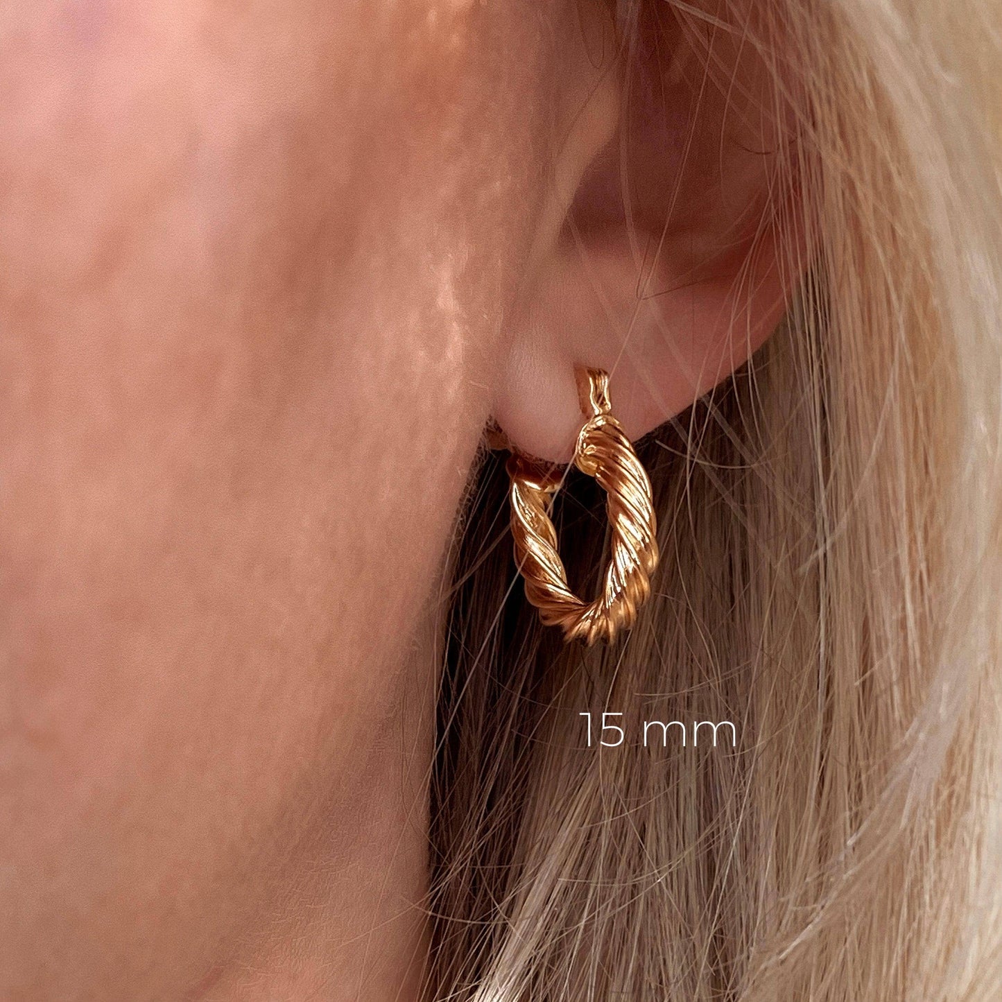 Boucles d'oreilles créoles torsadées plaquées à l'or 18K 15 mm